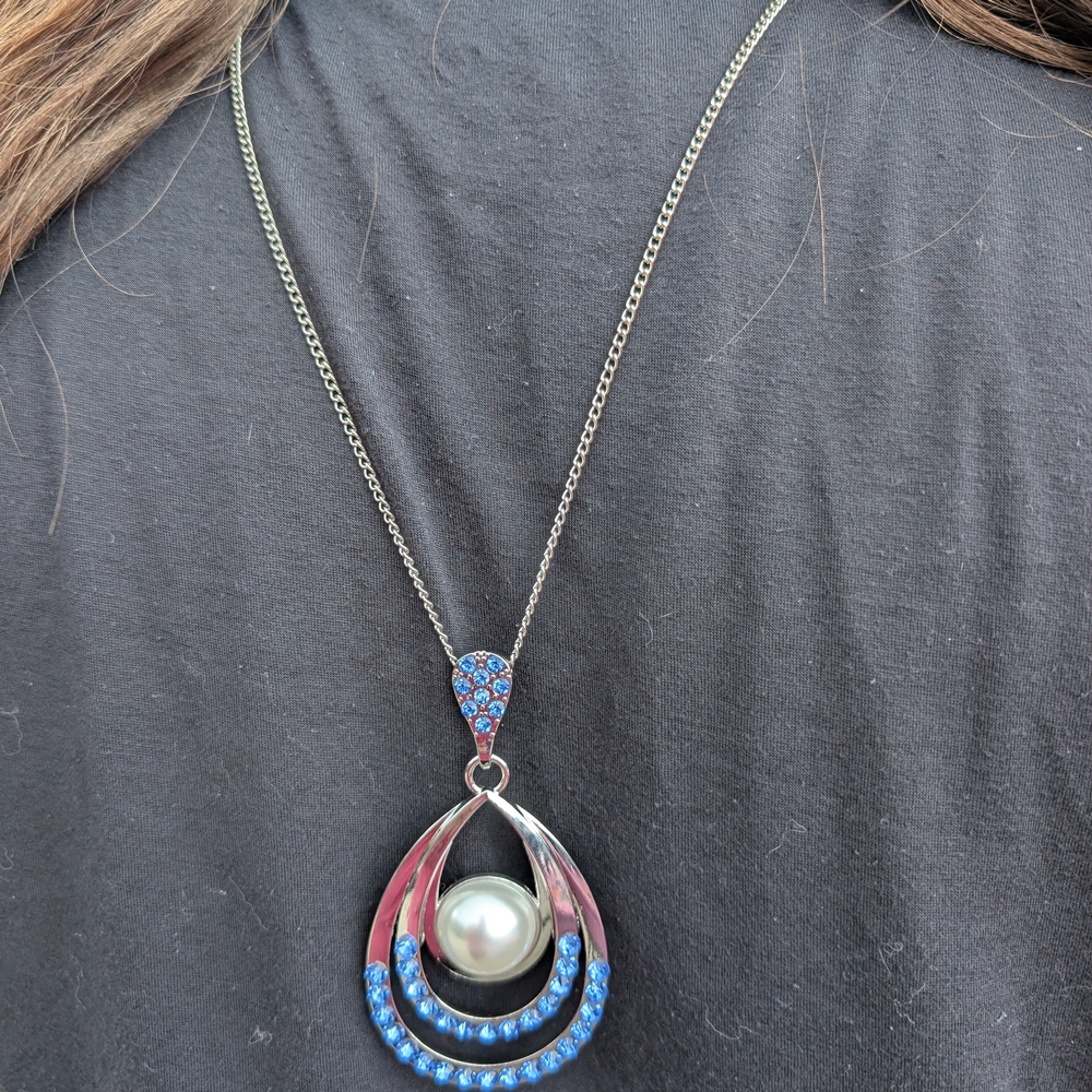 Elegant Silver and Blue Pendant Necklace